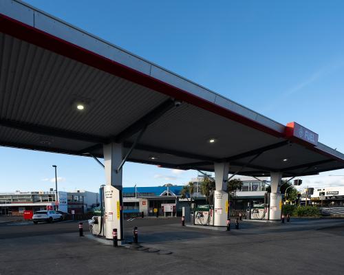 Estación de servicio en Levin, Nueva Zelanda, con carteles de 'agotado'.