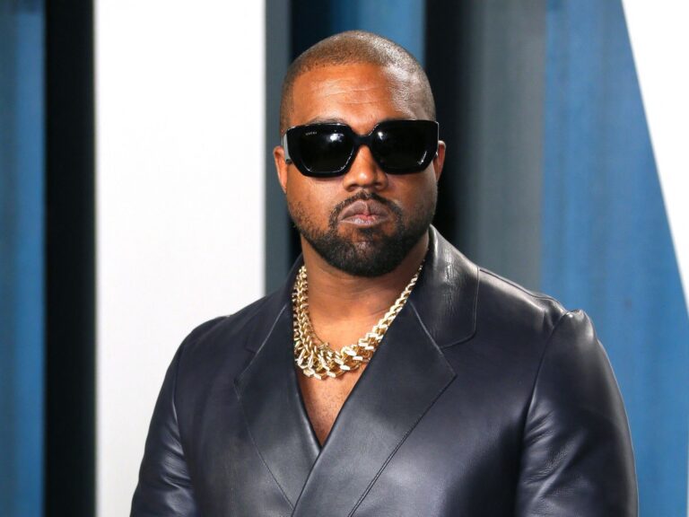 Kanye West estrena videoclip inspirado en El Chapulín Colorado y la lucha libre mexicana