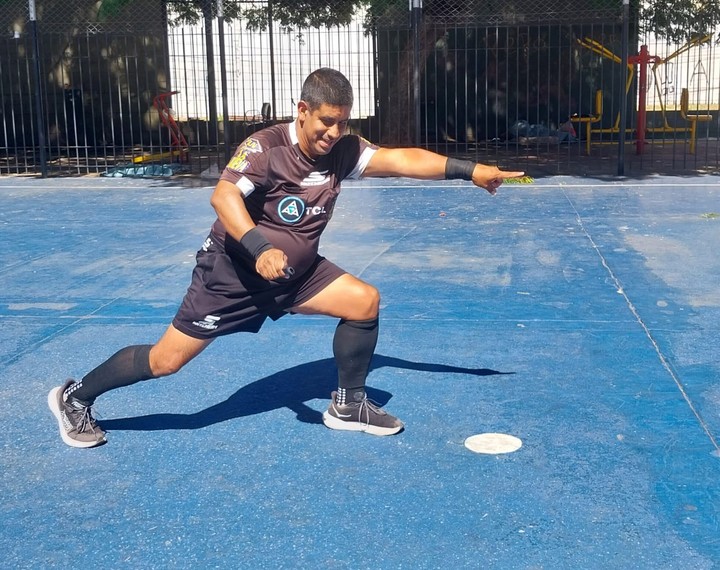 Fernandito dirigiendo el tráfico