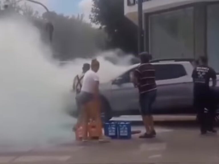 Camioneta en llamas: dos soderos la apagan a sifonazos