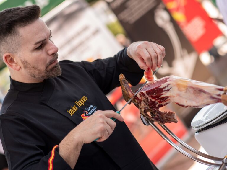 Regresó tras la crisis del 2001 y se corona como el mejor cortador de jamón de España