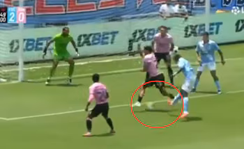 Gol de '3 dedos' de Miguel Araujo