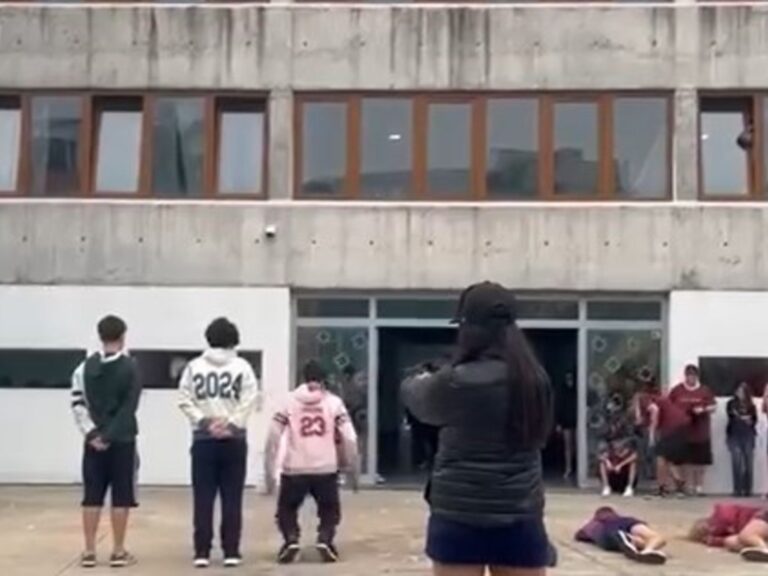 Estudiantes de El Palomar realizan controvertido simulacro de fusilamiento en colegio alemán.