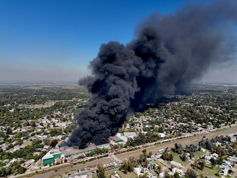 Columna de humo negro visible a 30 kilómetros