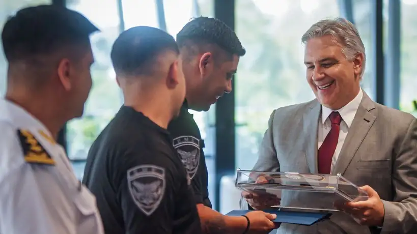 Martin Llaryora reconoce a los policías que encontraron a E