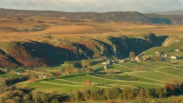 Casas en el campo rodeadas de colinas en Holwick, en el Valle de Teesdale.