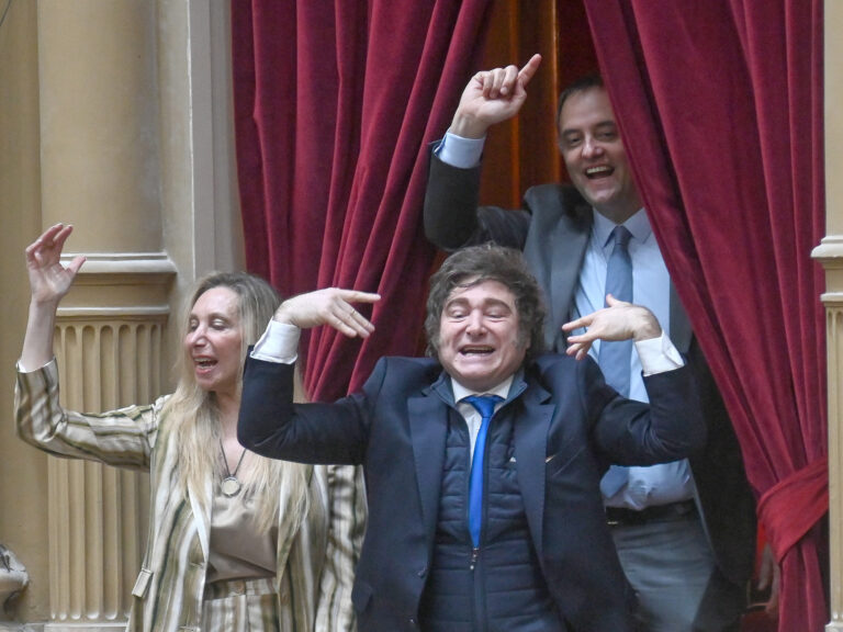 Financial Times: La imagen de Milei se deteriora tras el escándalo de Adorni