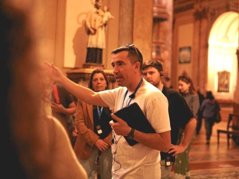 De clases en pandemia a líder de podcasts: el auge del narrador de historia más escuchado en español