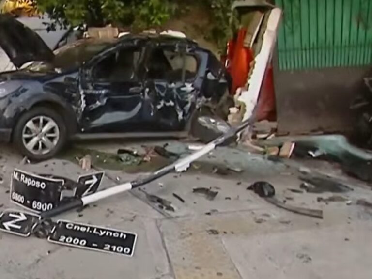 Persecución policial termina en caos: tres autos destrozados, uno impacta una casa
