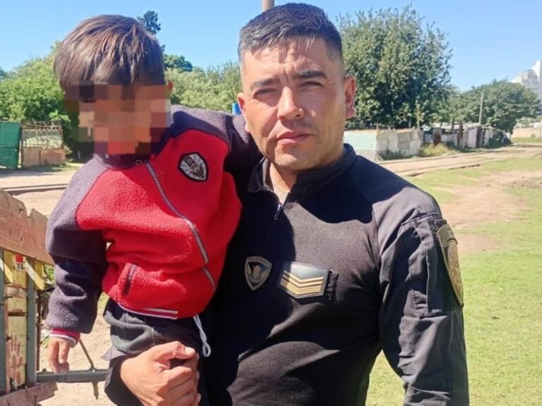 El conmovedor rescate de un niño a un paso de ser atropellado por un tren