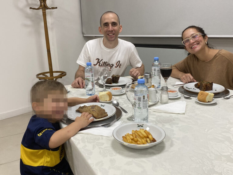 Emotiva foto familiar y mensaje de la esposa del gendarme