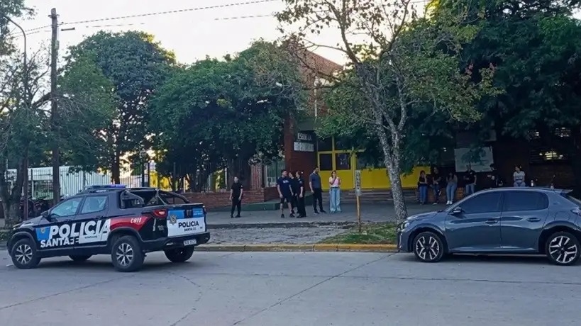 Policía frente a la escuela de San Cristóbal