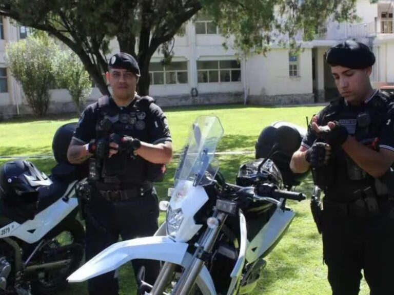 Policías Comparten su Experiencia Como ‘Padres’ al Encontrar a Niña Perdida en Cosquín