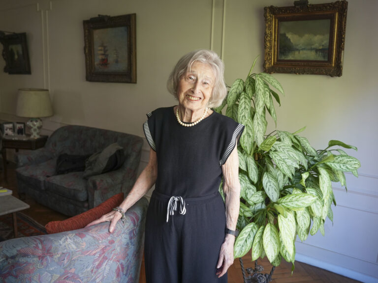 Conoce a Mabel: la influencer de 93 años que juega al tenis y encontró el amor a los 87