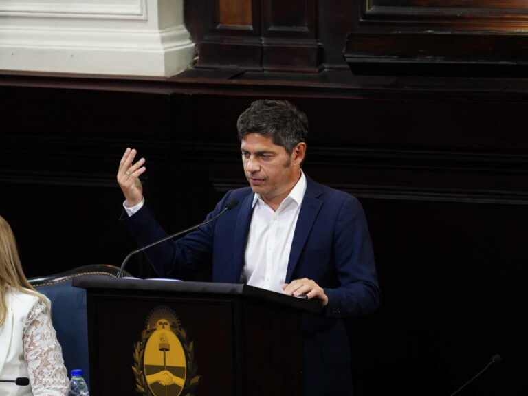 Kicillof critica a Milei: advierte sobre la recesión y se acerca a los empresarios