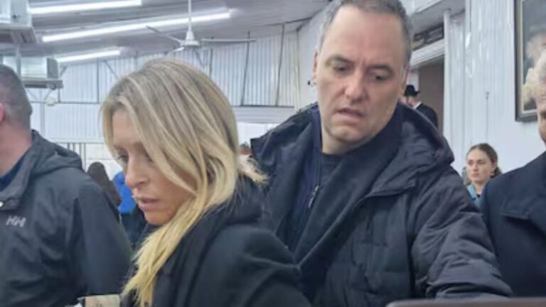 El 97% de los cordobeses reprueba el viaje de Adorni en el avión presidencial a EE. UU.