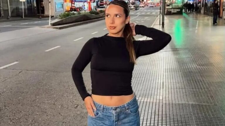 Agostina Páez, liberada y sin tobillera, regresa a Argentina