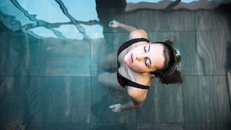 Bienestar en Tendencia: Hot Pilates y Flotación