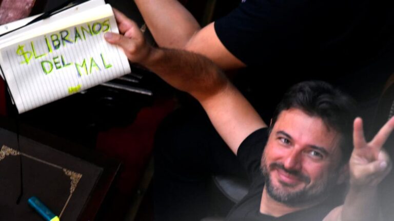 Juan Grabois lanza un polémico cartel contra Milei: ‘$Líbranos del mal’