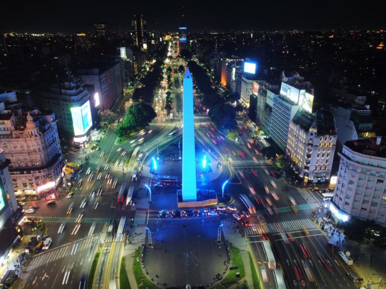 Obelisco se ilumina para concienciar sobre el autismo