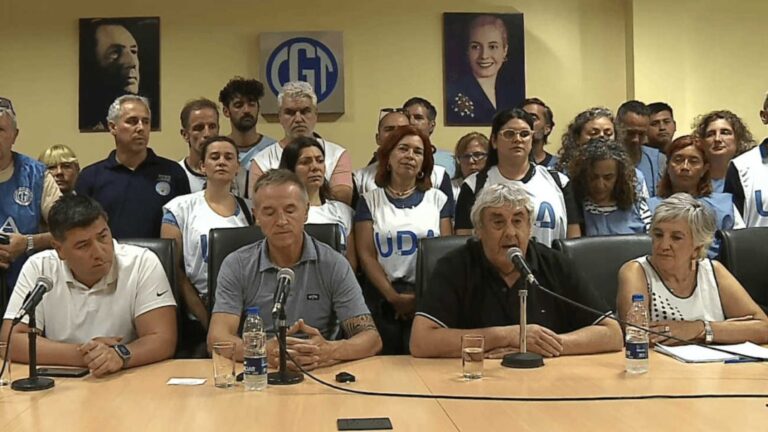 Docentes de la CGT se manifiestan tras el paro y alertan sobre la paralización del sistema