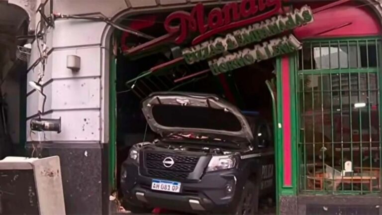 Impactante choque en Constitución: patrullero colisiona con colectivo y arrasa con una pizzería