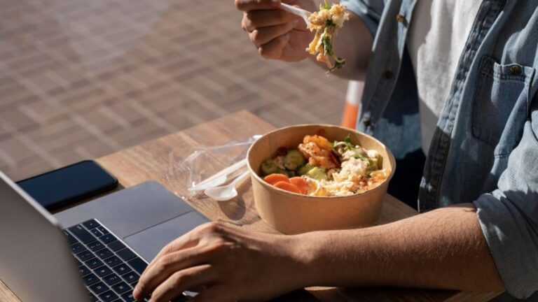 Falta de dinero: 6 de cada 10 empleados se saltan comidas en la oficina