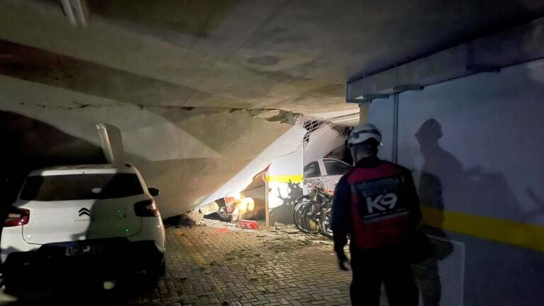 Cochera de edificio en Parque Patricios colapsa: 300 evacuados