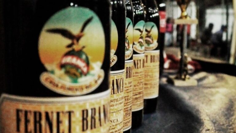 Fernet en Cosquín: La bebida ‘sin clases’ tendrá su propio monumento en el festival