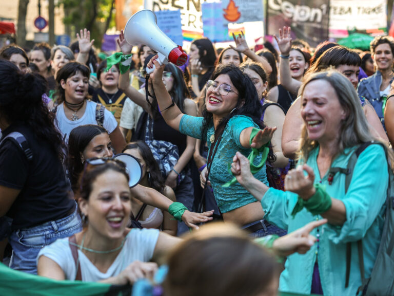 Gran multitud en la Avenida de Mayo en la marcha feminista