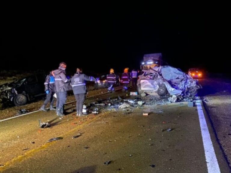 Tragedia en choque: madre y sus dos hijos pierden la vida en colisión de camionetas