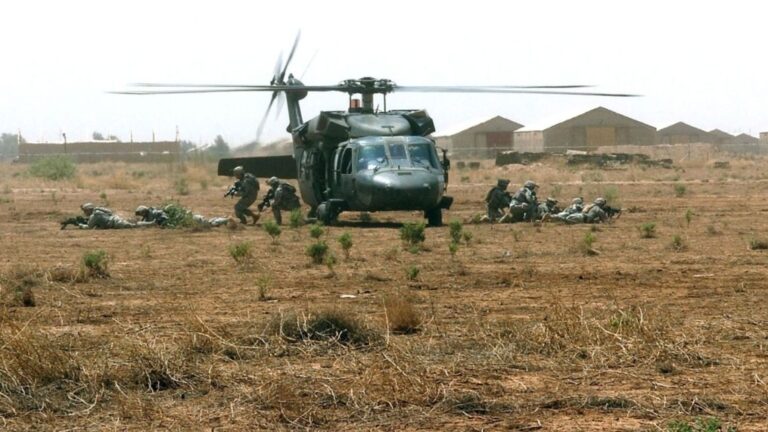 Todo sobre el Black Hawk: su funcionamiento y su importancia en las operaciones militares.