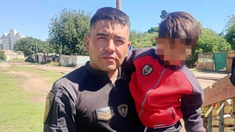 Valiente policía salva a un niño de 3 años de ser atropellado por un tren