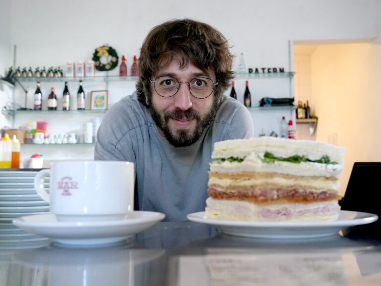 Café Clásico y Sándwiches de Miga Irresistibles