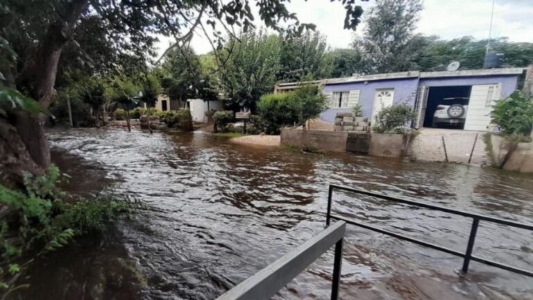 28 Familias Afectadas por Crecida del Río en La Calera: Municipio Señala Falta de Coordinación