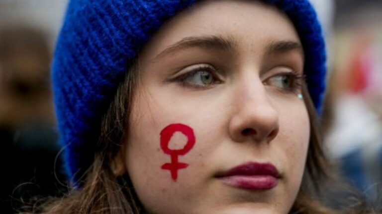 Pobreza Femenina: Un Desafío Urgente
