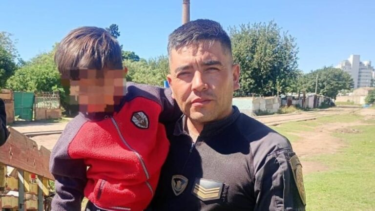 Un policía salva a un niño de 3 años de ser atropellado por un tren