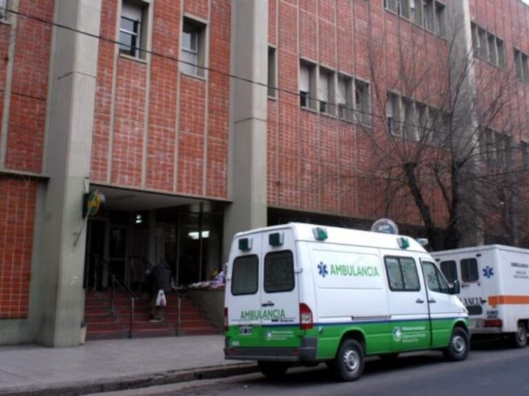 Trágico accidente: padre atropella a su hija al sacar el auto del garaje