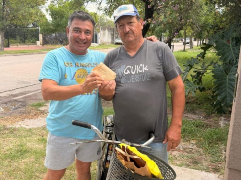 Empleado municipal devuelve sobre con dólares perdido