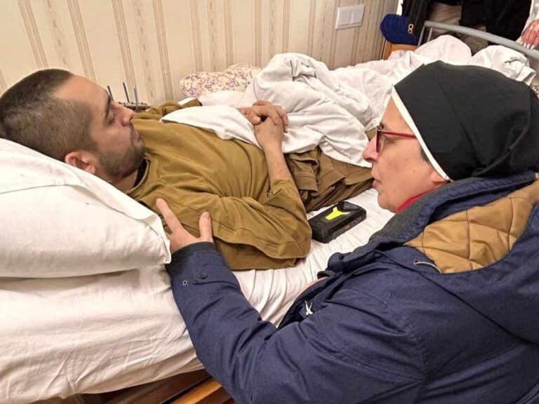 Una monja influencer, amiga del Papa Francisco, se convierte en heroína en Ucrania