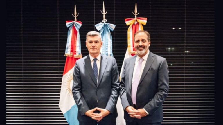 El secretario de Ambiente responde contundentemente a crítica libertaria