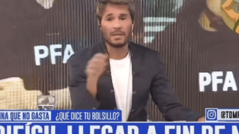 ¡Divertido! Tomás Dente y su insólita pelea con los zócalos en vivo