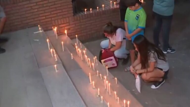 Noche de velas en San Cristóbal: clamor de justicia por el joven asesinado