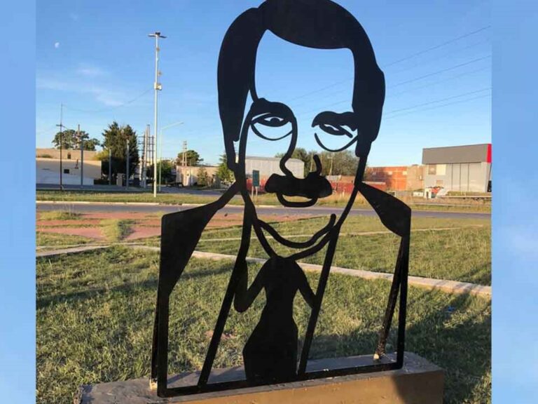 Monumento a Alfonsín erróneamente etiquetado como Saddam Hussein en Google Maps