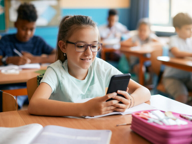 Prohibidos en primaria, permitidos en secundaria: la nueva controversia en la provincia