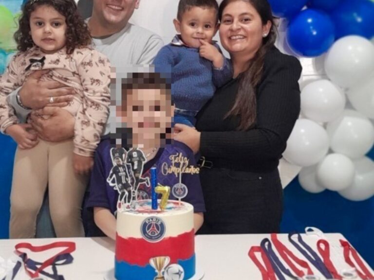 Después de perder a su familia en un choque, un niño de 7 años recibe el alta y pregunta: ‘¿Por qué no vienen mis papás y hermanitos?’