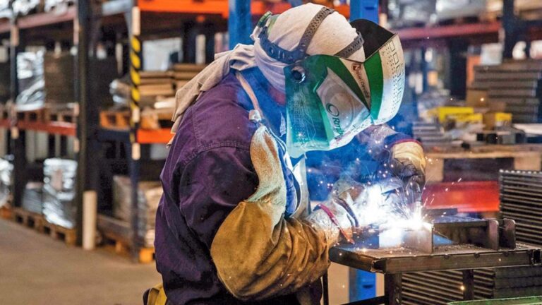 Industria registra un crecimiento del 5% en marzo, según INDEC