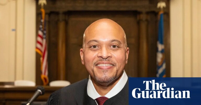 Juez de Louisiana se aparta de caso de abuso tras fallar a favor de la iglesia en la que ocupa un cargo financiero