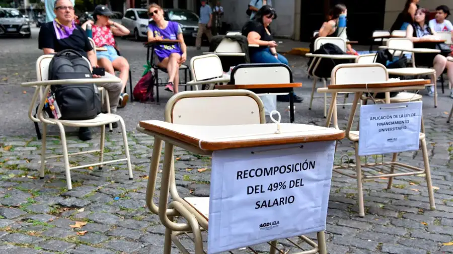 Clases Públicas en la casa de Adorni