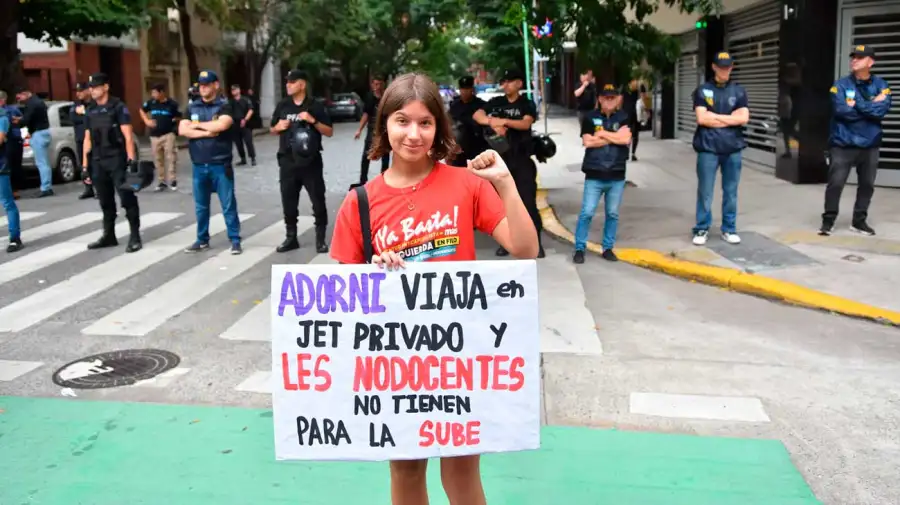 Clases Públicas en la casa de Adorni